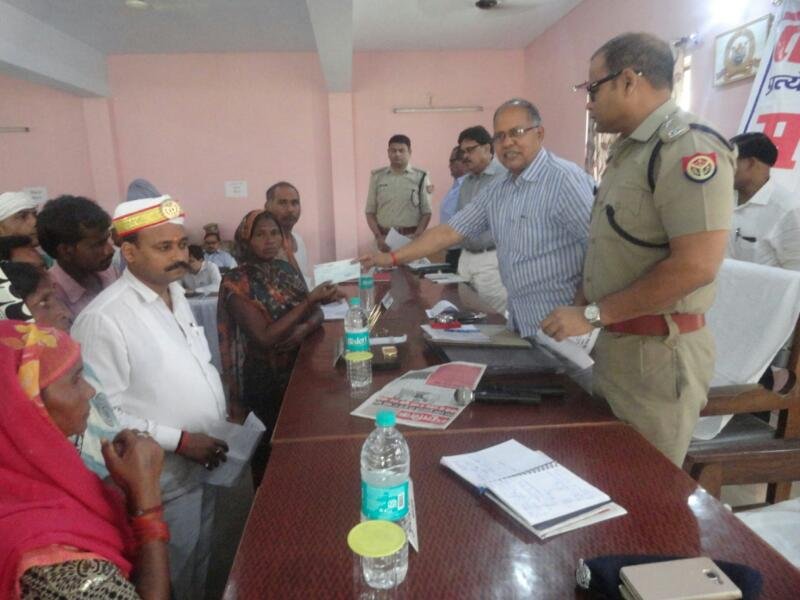 विद्युत दुर्घटना में मरने वाले की पत्नी को जिलाधिकारी ने तहसील दिवस पर दी एक लाख रुपये की सहायता राशि | New India Times