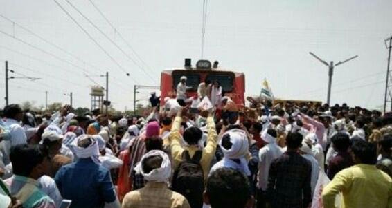 किसानों की कर्जमाफ़ी और विदर्भ राज्य की मांग को लिए रेल रोको आंदोलन | New India Times