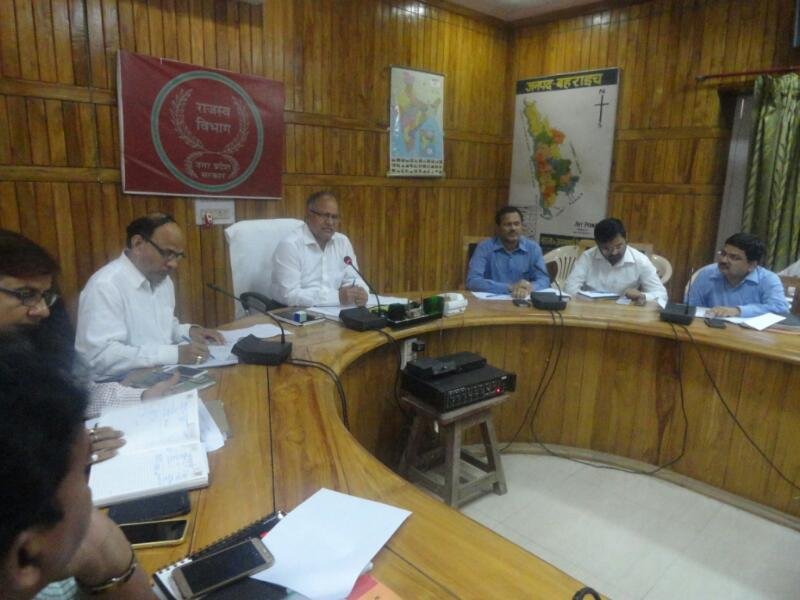 सांसद आदर्श ग्राम योजना की डीएम ने की समीक्षा  | New India Times