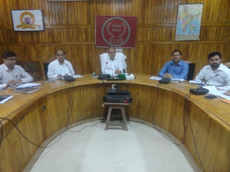 सांसद आदर्श ग्राम योजना की डीएम ने की समीक्षा  | New India Times
