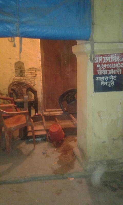 उत्तर प्रदेश के मैनपुरी जिला के एक पुलिस चौकी में महिला की गोली मारकर हत्या, गुस्साई भीड़ ने आरोपियों की पिटाई के साथ पुलिस चौकी में की तोड़फोड़ | New India Times