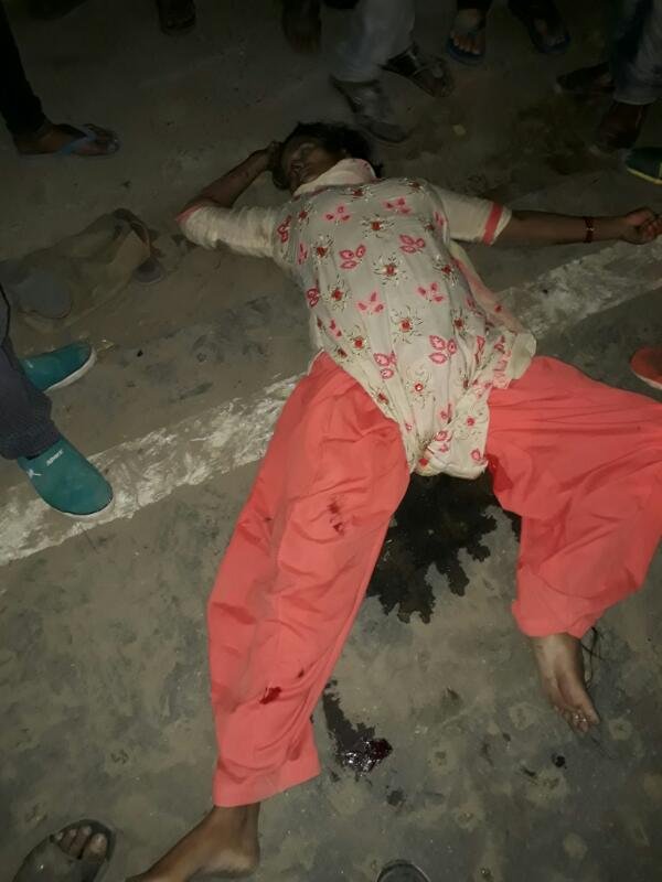 उत्तर प्रदेश के मैनपुरी जिला के एक पुलिस चौकी में महिला की गोली मारकर हत्या, गुस्साई भीड़ ने आरोपियों की पिटाई के साथ पुलिस चौकी में की तोड़फोड़ | New India Times