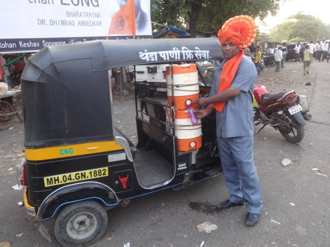 भिवंडी में चलता फिरता पियाऊ ; रिक्शा चालक स्वयं के पैसे से बुझा रहे हैं लोगों की प्यास | New India Times