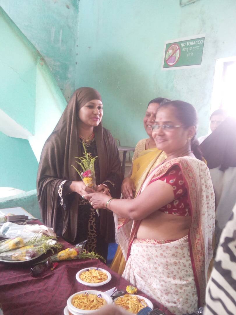 सत्य निर्मिती महिला मंडल कमेटी ने गरीब छात्राओं में बांटी नकाब  | New India Times