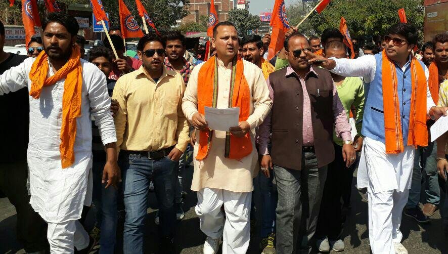 ताज महल में महिला शैलानियों से राम नामी दुपट्टा उतरवाने की विश्व हिन्दु परिषद एवं बजरंग दल ने की कडी निंदा, 23 अप्रैल को करेंगे ताज महल में प्रवेश | New India Times