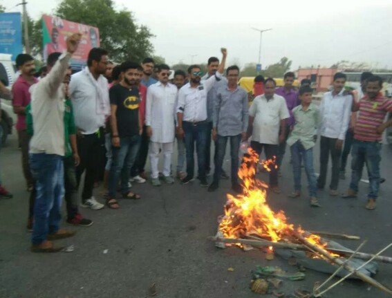 देवी देवताओं पर आपत्तिजनक टिप्पणी कर धार्मिक भावनाओं को ठेस पहुंचाने वाले पूर्व संसदीय सचिव गोविन्दराम मेघवाल का आक्रोशित लोगों ने फूंका पुतला | New India Times
