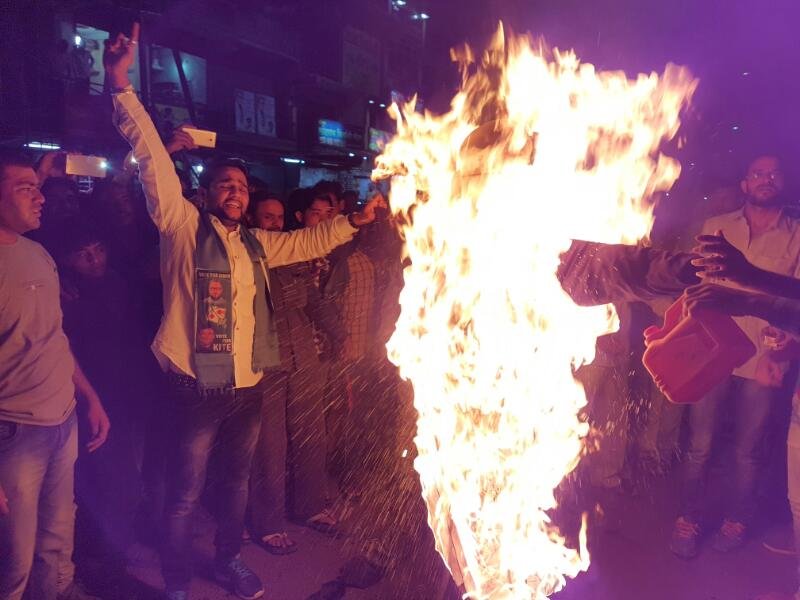 एमआईएम कार्यकर्ताओं ने जलाया सोनू निगम का पुतला, की सोनू निगम के खिलाफ नारेबाजी | New India Times