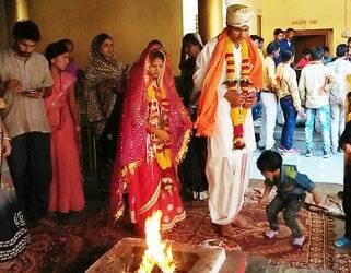 दो परिवारों को एक करते हुए प्रेमी जोडे की पुलिस ने कराई शादी | New India Times