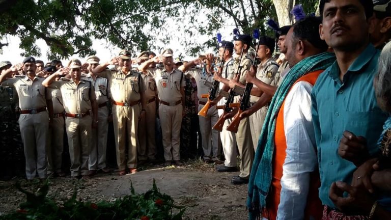 शहीद अभय मिश्रा को दी गई अंतिम विदाई, दो साल के बेटे ने दी मुखाग्नि | New India Times