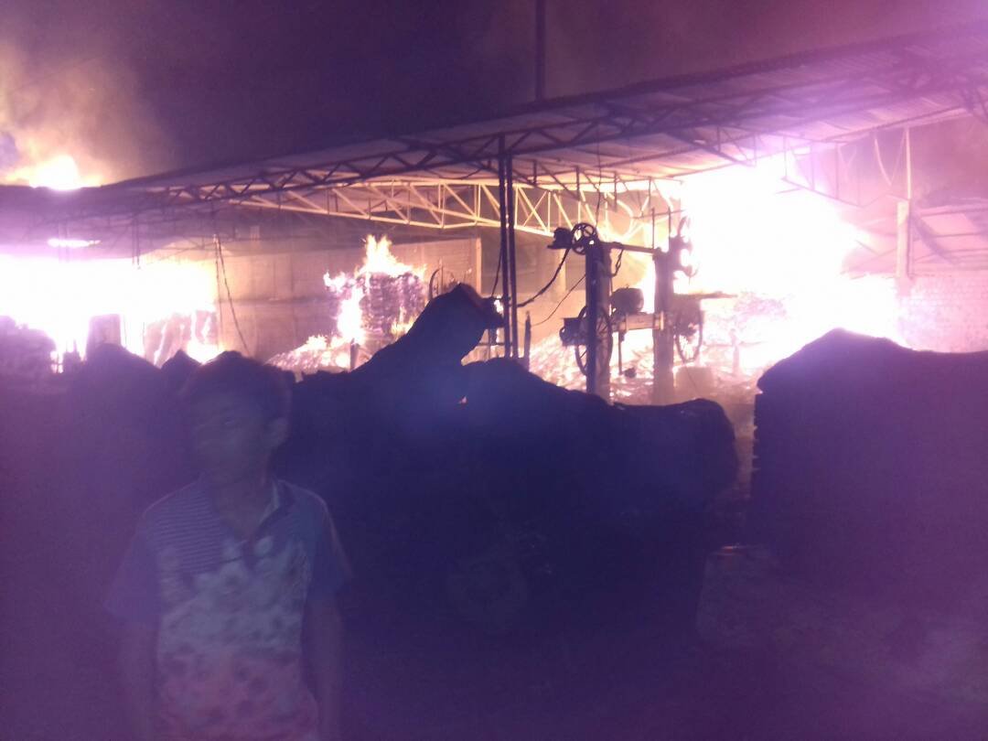 प्लायवुड फैक्ट्री में हुई भीषण आगजनी में करोड़ों का माल जल कर राख | New India Times