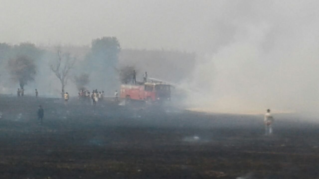 मध्यप्रदेश के सिवनी जिले में अलग अलग स्थानों पर लगी आग से 200 एकड से अधिक गेहूं की फसल जलकर राख, एक घर के साथ-साथ दो भैंसे भी जलीं | New India Times