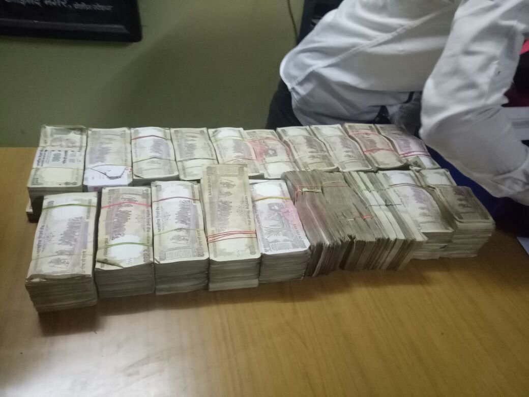 महाराष्ट्र के धुलिया में कार से 500/1000 की 50 लाख रूपये की पुरानी करंसी बरामद, नंदुरबार से नासिक ले जा रहे तीन लोग पुलिस हिरासत में | New India Times