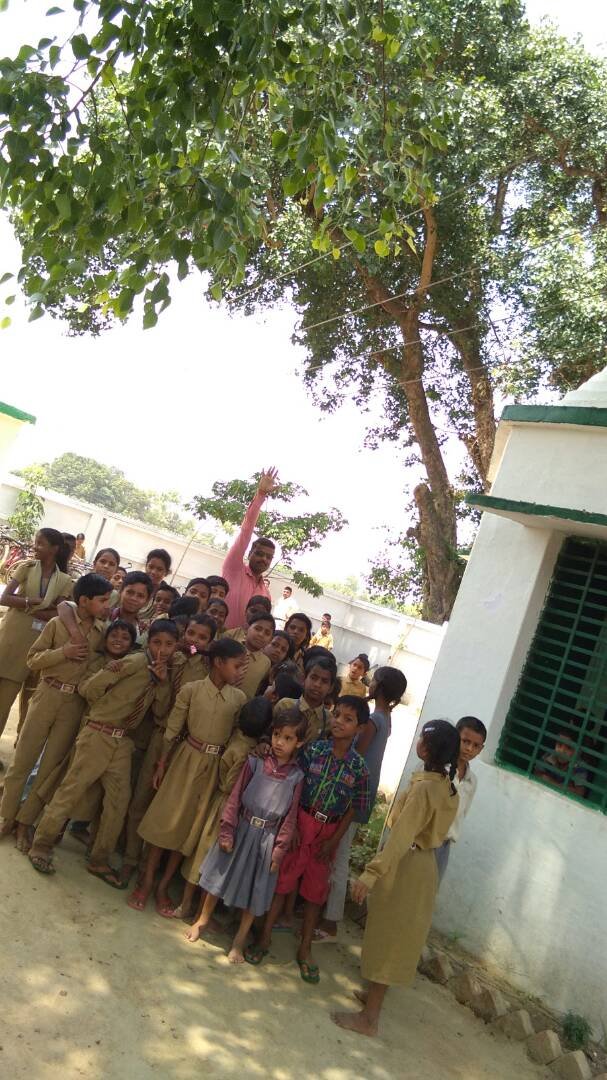 हाईटेंशन बिजली तार और चोरों से  विघालय को खतरा, प्राथमिक विद्यालय के सामानों पर चोरों ने किया हाथ साफ | New India Times