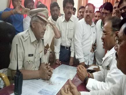 PDS घोटाले को लेकर मुख्यमंत्री, खाद्य मंत्री और अन्य जिम्मेदारों के खिलाफ एफ़ आई आर करने की मांग को लेकर कांग्रेसियों ने किया हंगामा | New India Times