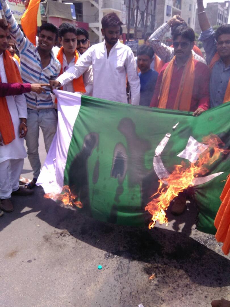 हमारे धैर्य को हमारी कमजोरी ना समझे पाकिस्तान: नवीन भरद्वाज;  हिन्दू जागरण मंच युवा वाहिनी ने पाकिस्तान का झंडा जला कर किया विरोध प्रदर्शन | New India Times