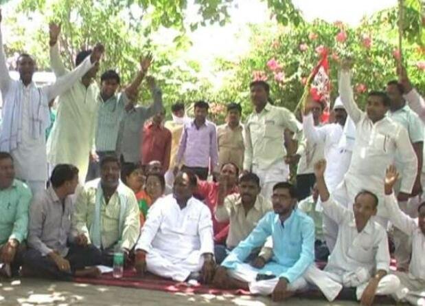 सीएमएस द्वारा दलित बार्डबॉय से बदसलूकी को लेकर किशनी विधायक बैठे धरने पर, एससीएसटी एक्ट के तहत मामला दर्ज करने की मांग | New India Times