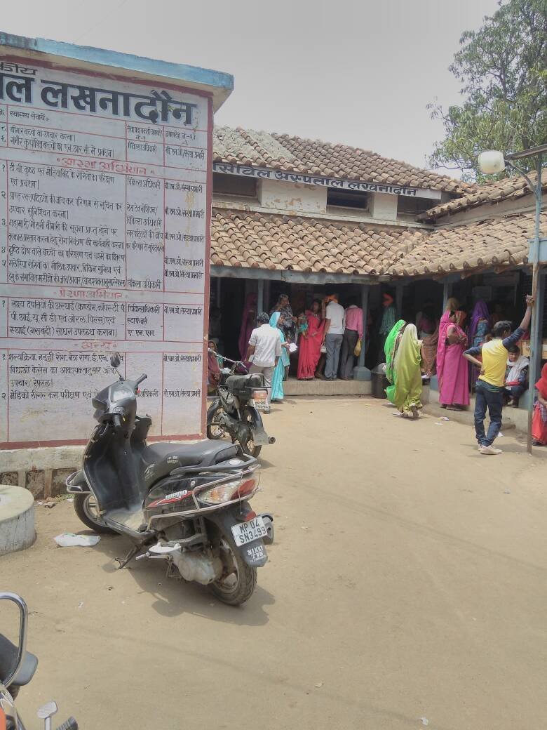 सरकारी डाक्टर पर ड्यूटी के दौरान गैर हाजिर रहने व इलाज के लिए 12 हजार रुपए लेने का आरोप | New India Times