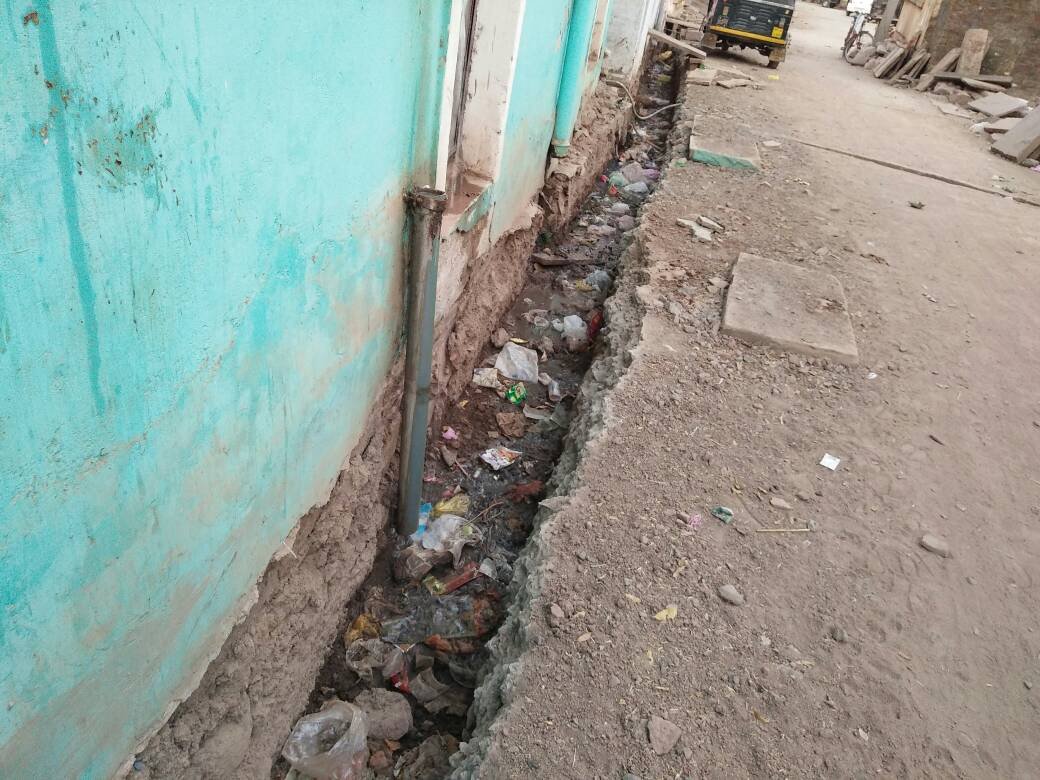 रायसेन महानगरपालिका के शासन प्रशासन की लापरवाही से अधूरे पड़े हैं नाली-नाले, दुर्घटना और बीमारियों से जूझ रहे हैं लोग | New India Times