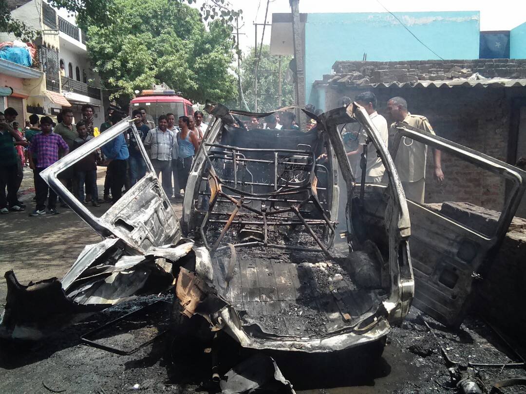 वैन में धमाके के साथ लगी आग, धमाके की आवाज से दहला पूरा इलाका, कोई जानी नुकसान नहीं हुई | New India Times
