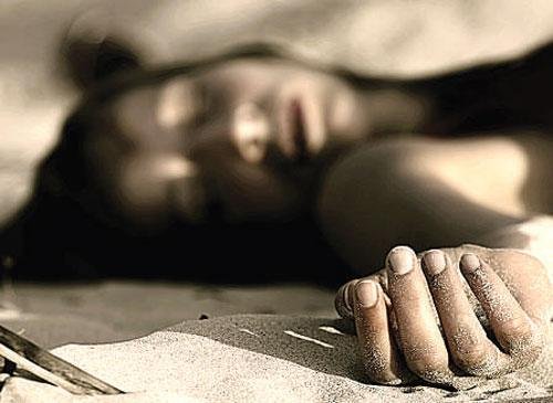 इंदौर के महाराजा यशवंतराव चिकित्सालय के दरवाजे पर मिली लावारिस युवक की लाश, चीटियां बना रही थीं लाश को निवाला | New India Times