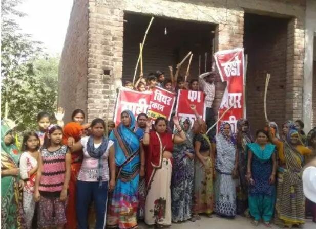 आबादी के बीच वियर की दुकान खुलने से नाराज महिलाओं ने लाठी डंडों से तोडफोड कर किया विरोध प्रदर्शन | New India Times