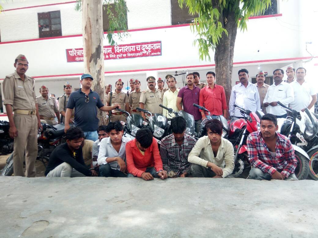 मैनपुरी जिला में 11 चोरी की मोटरसाइकिलों के साथ 8 आरोपी गिरफ्तार | New India Times