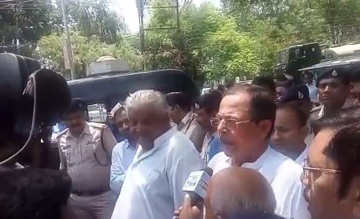 मंत्री लाल सिंह आर्य के इस्तीफे की मांग लेकर सीएम हाऊस पर धरने पर बैठे नेता प्रतिपक्ष अजय सिंह समेत सभी कांग्रेसी नेता गिरफ्तार | New India Times