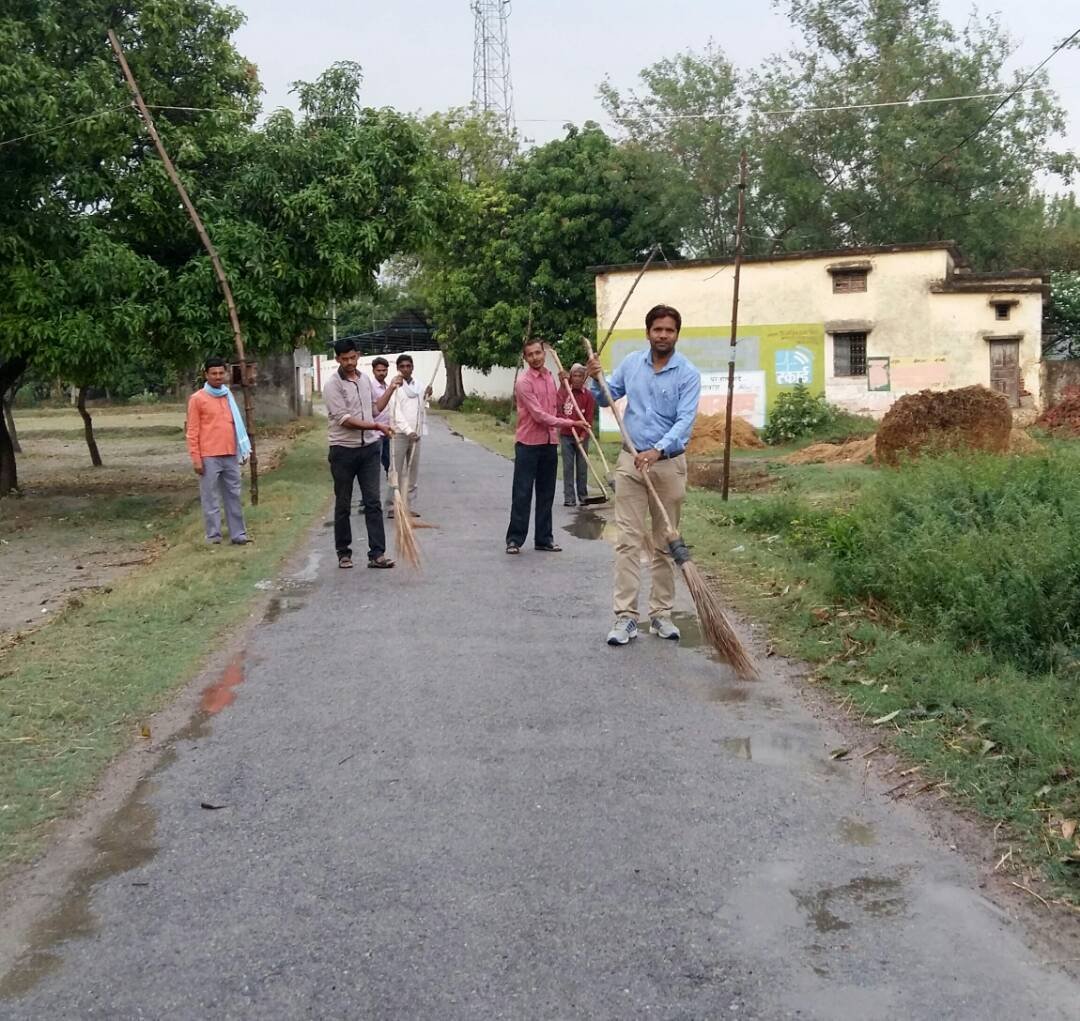 योगी सरकार को खुश करने की कोशिश में लगे सरकारी विभागों के कर्मचारी, हाथ में झाड़ू लेकर फोटो खिंचाने की लगी है होड | New India Times