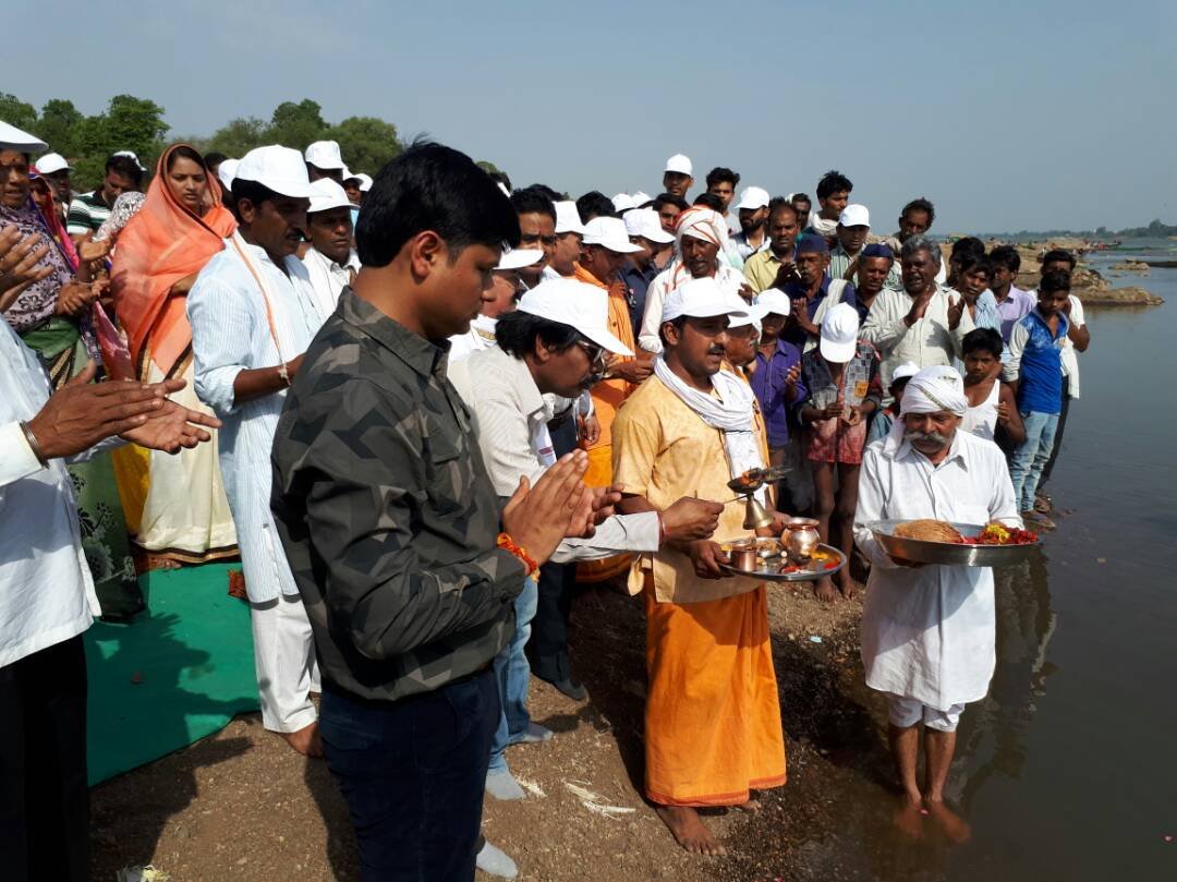 हरदा कलेक्टर श्रीकान्त बनोठ ने की पूजा अर्चना, नर्मदा तटों पर हुई मां की मनुहार मां नर्मदा की पूजा वनस्पति बीज रोपण किया गया 2 हरदा कलेक्टर श्रीकान्त बनोठ ने की पूजा अर्चना, नर्मदा तटों पर हुई मां की मनुहार मां नर्मदा की पूजा वनस्पति बीज रोपण किया गया | New India Times