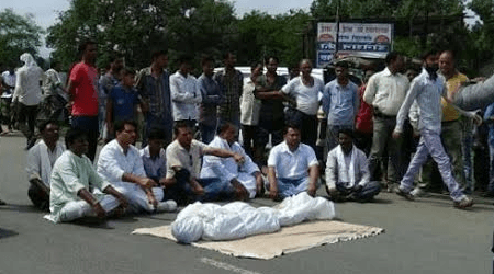 मप्र के बालाघाट और इंदौर जिले में कर्ज से परेशान दो किसानों ने की आत्महत्या, लाश सड़क पर रखकर किया गया प्रदर्शन | New India Times