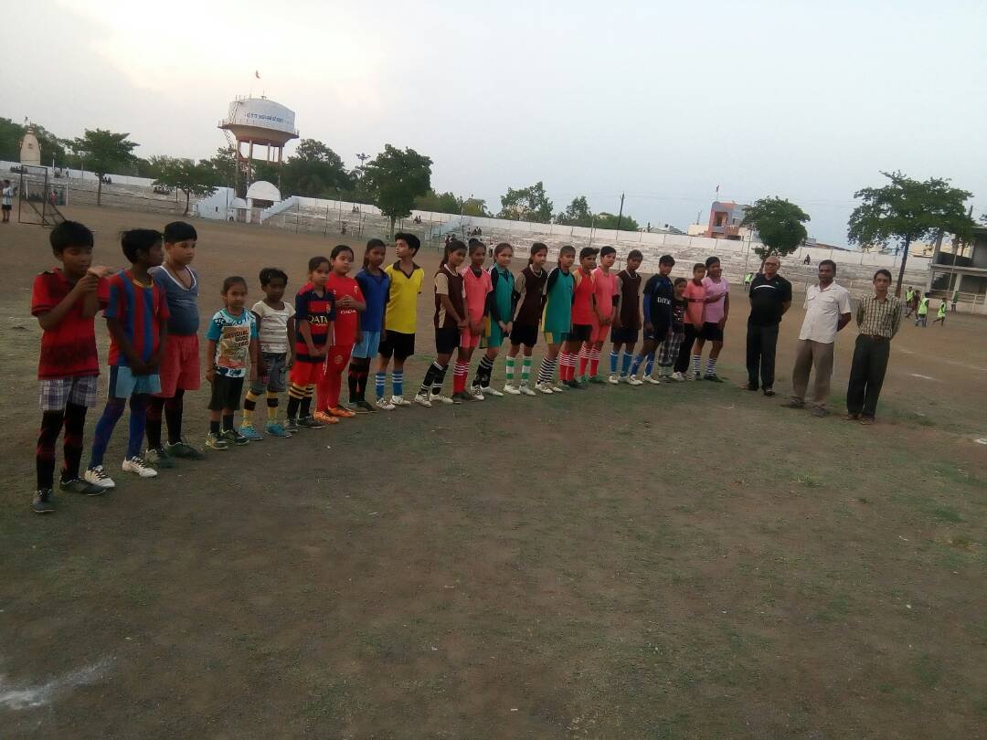 खिलाडियों के लिए पानी लेकर नेहरू स्टेडियम पहुंचे पार्षद धर्मेश पटेल | New India Times