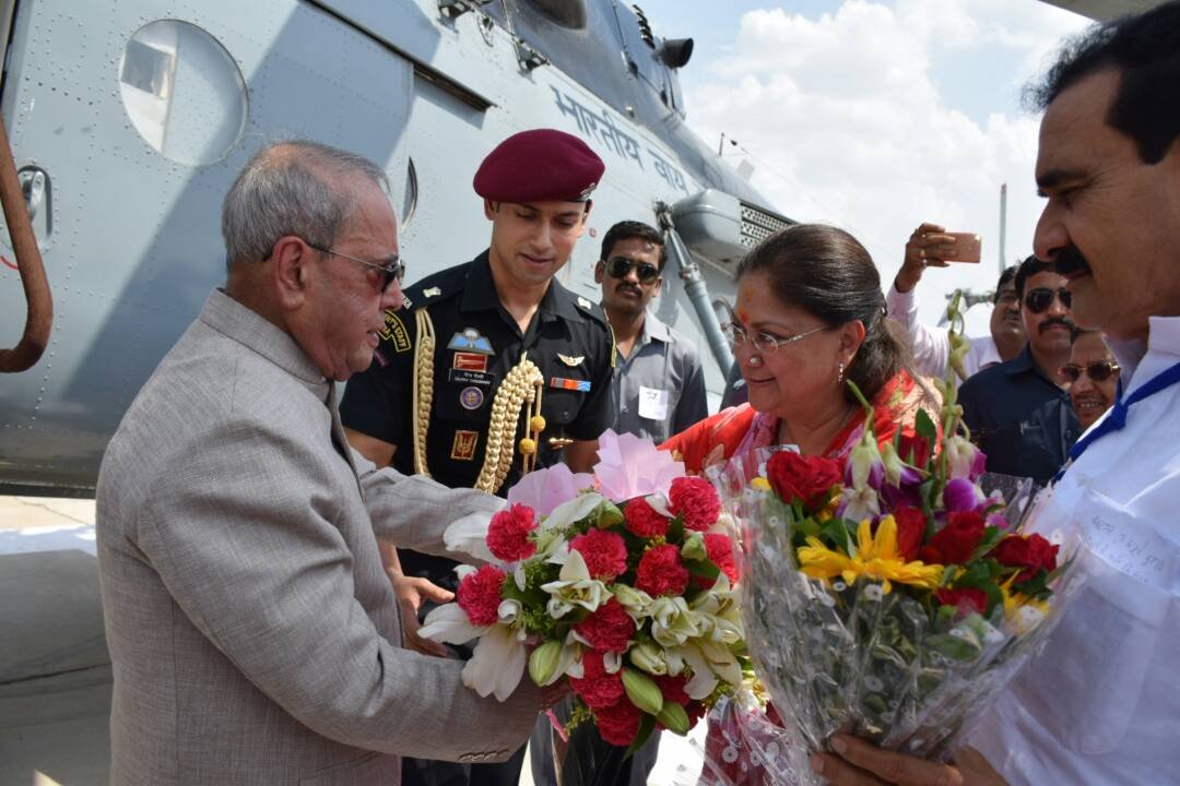 राष्ट्रपति महोदय श्री प्रणव मुखर्जी वायुसेना विमानतल महाराजपुरा पहुंचे | New India Times