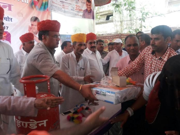 जालौर सांसद देवजी पटेल ने बांटे गैस कनेक्शन और पट्टे | New India Times