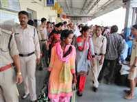 लालच देकर ईसाई बनाने के लिए इंदौर ले जाई जा रही चार हिंदू लड़कियां सतना स्टेशन पर छपरा एक्सप्रेस से बरामद,  बजरंग दल ने सतना स्टेशन पर किया हंगामा | New India Times