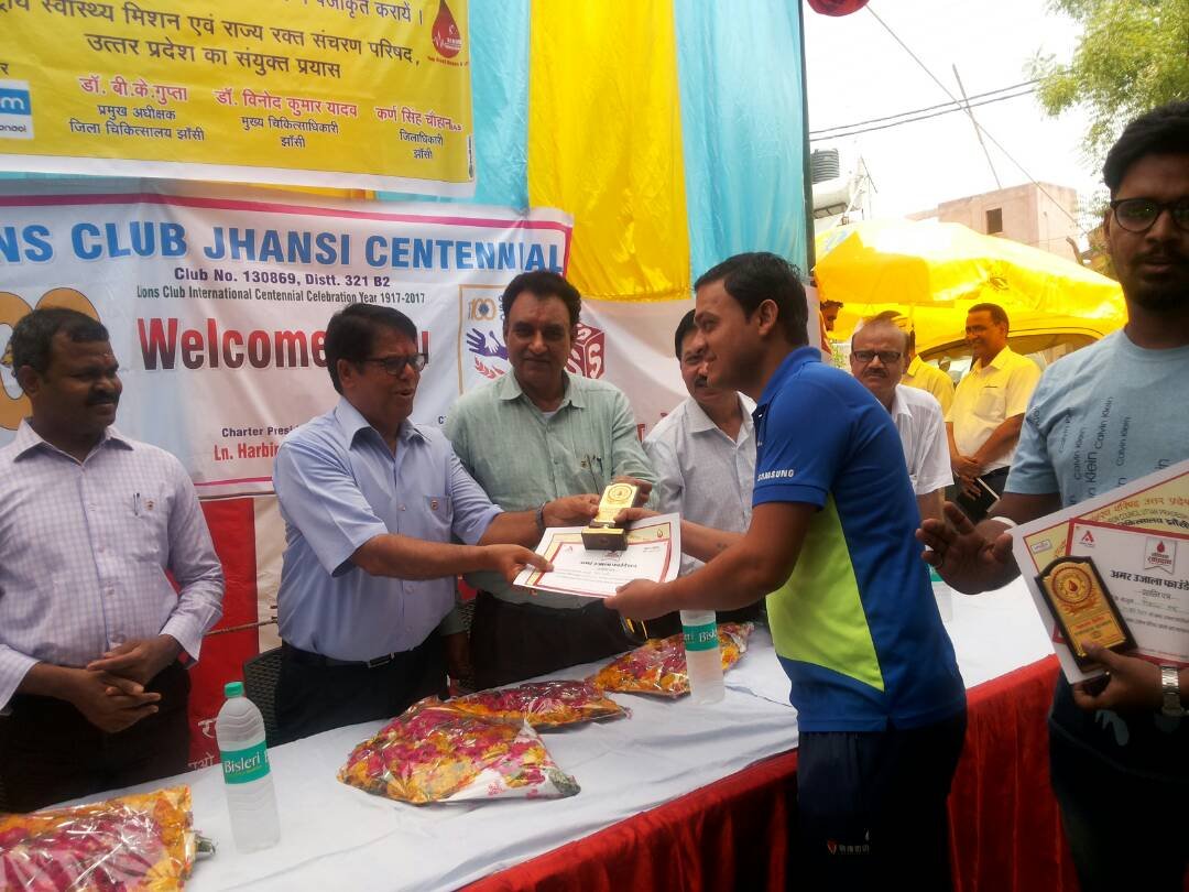 रोज़ेदार हैदर ने किया रोज़े की हालत में रक्त दान, झांसी डीएम ने किया सम्मानित | New India Times