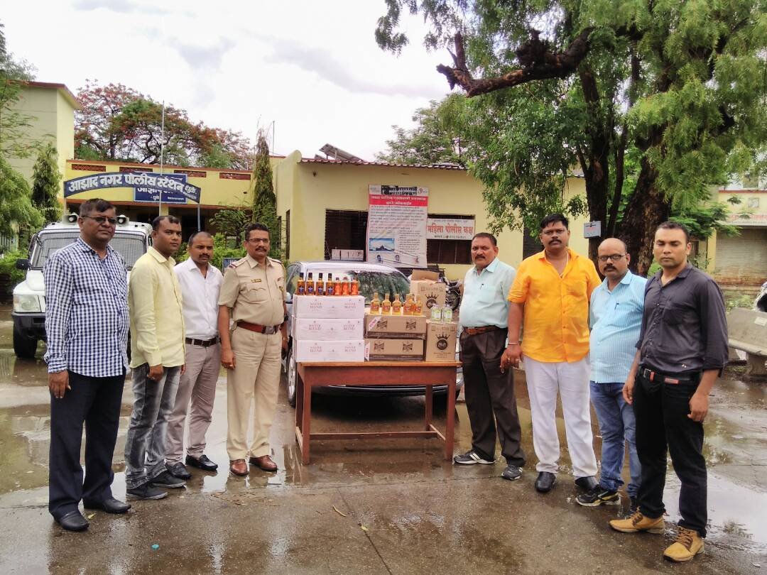 धुलिया का पूर्व नगरसेवक अवैध शराब की तस्करी करते हुए रंगे हाथों गिरफ्तार | New India Times