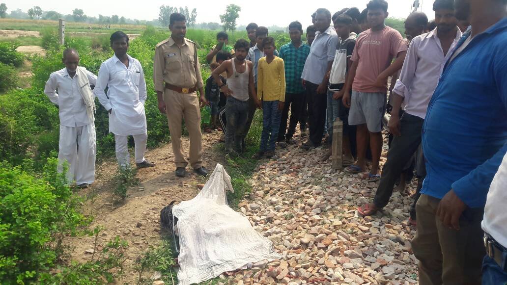 रेलवे क्रॉसिंग पर युवक ट्रेन से कटकर हुआ दो टुकड़ा, दर्दनाक मौत देखकर दंग रह गए लोग | New India Times