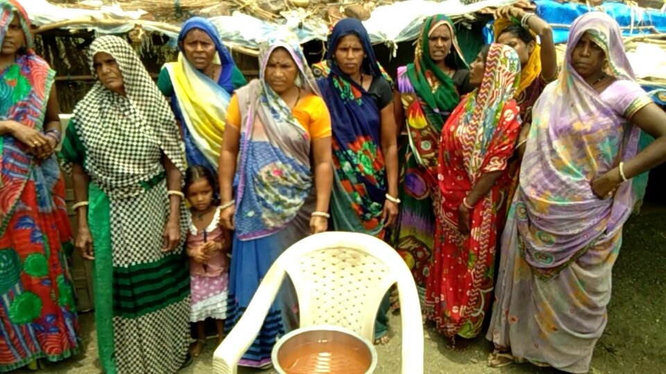 सीएम के क्षेत्र में ग्रामीण हैंडपंप का लाल पानी पीने को मजबूर, बिजली की समस्या से भी जूझ रहे हैं ग्रामीण  | New India Times