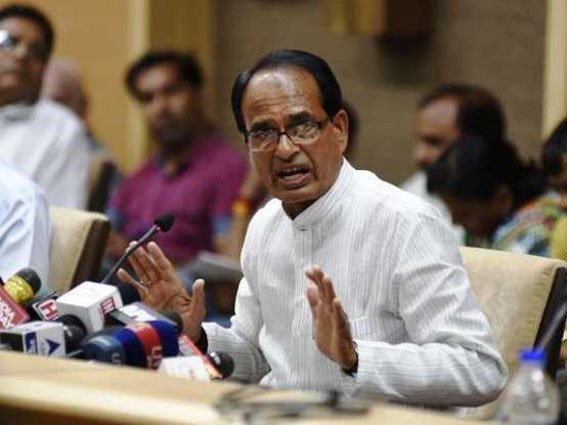 मंदसौर गोली कांड में मारे गए किसानों के परिजनों को एक-एक करोड़ रुपए देने की मुख्यमंत्री की घोषणा चली गई खटाई में, मंदसौर कलेक्टर ने इतनी राशि देने से इंकार करते हुए पांसा फिर सरकार के पाले में फेंका | New India Times