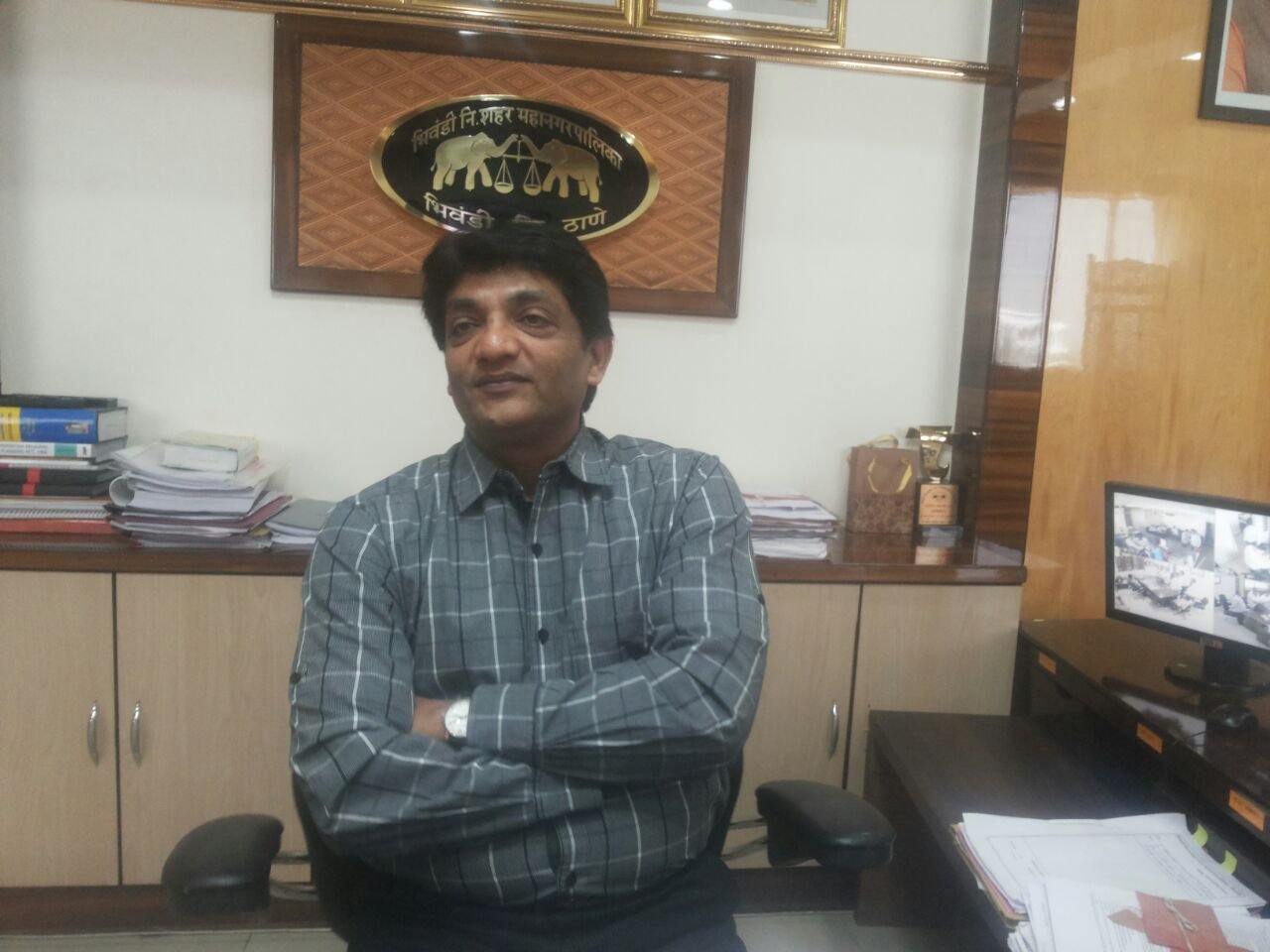 खतरनाक इमारतों को करें खाली अन्यथा होगी कार्रवाई  - योगेश म्हसे; पहाड़ी खिसकने की सम्भावना से झोपड़ा मालिकों को मनपा प्रशासन ने दिया नोटिस | New India Times