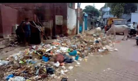 घनी आबादी व मुख्य सड़क पर कचरा घर बनाने से राहगीर व रहिवासी परेशान, कचरे की बदबू से फैल रही हैं भयंकर बीमारियां | New India Times