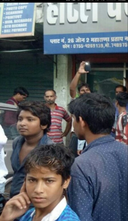 भोपाल में दिनदहाड़े कैश वैन से 45 लाख की लूट | New India Times