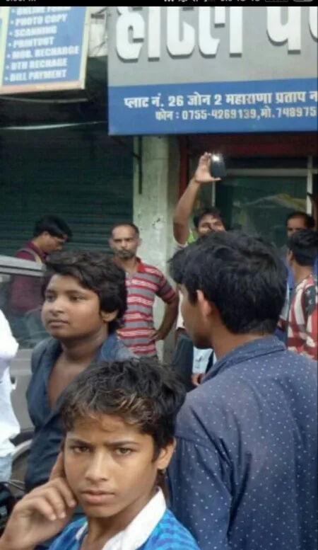 भोपाल में दिनदहाड़े कैश वैन से 45 लाख की लूट | New India Times