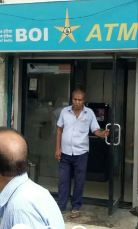 भोपाल में दिनदहाड़े कैश वैन से 45 लाख की लूट | New India Times
