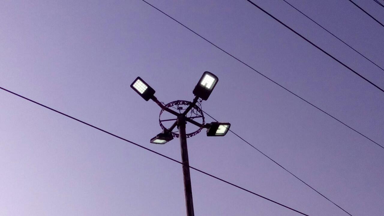 अकोला शहर की अजब कहानी, रोड लाइट दिन में रोशन, रात में गुल | New India Times