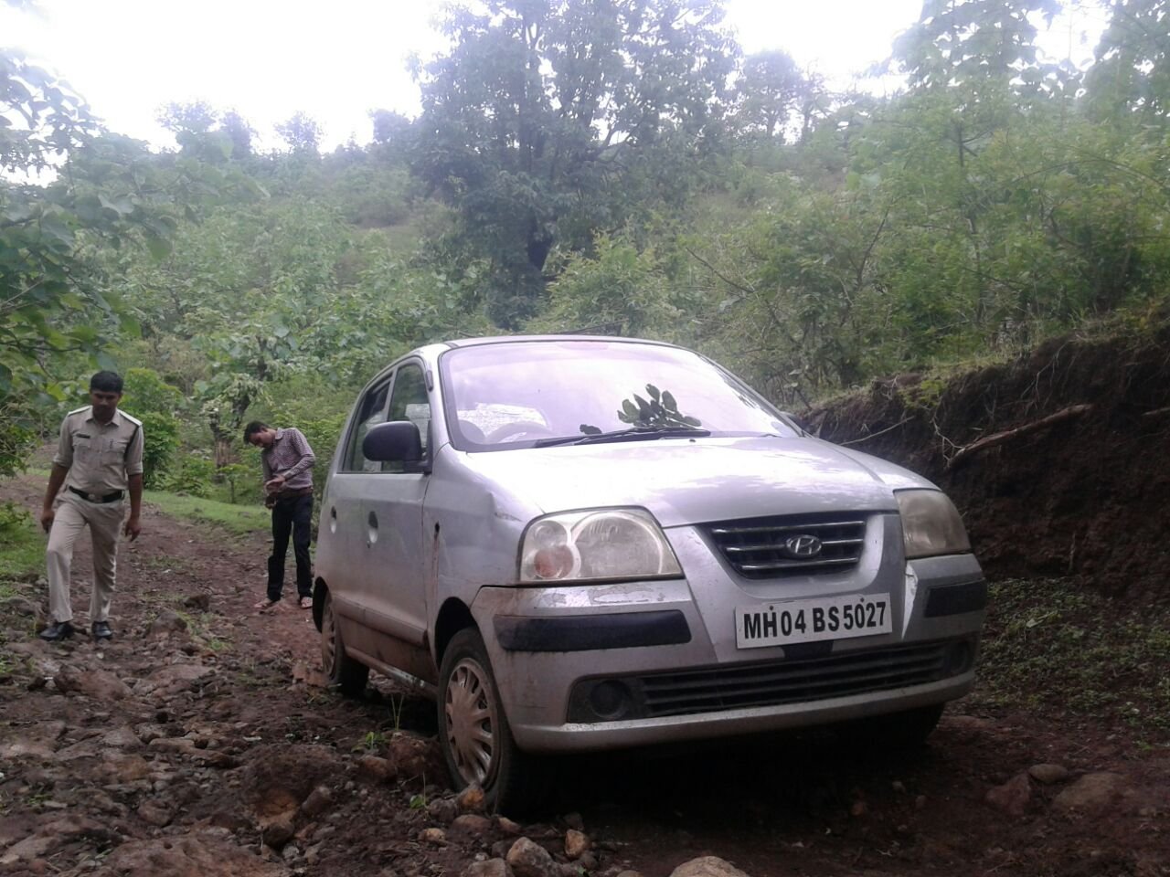 पुलिस कारवाई से परेशान सट्टा किंग ने किया पुलिस आरक्षक पर जानलेवा हमला, फरार सट्टा किंग कार समेत जंगल से गिरफ्तार | New India Times