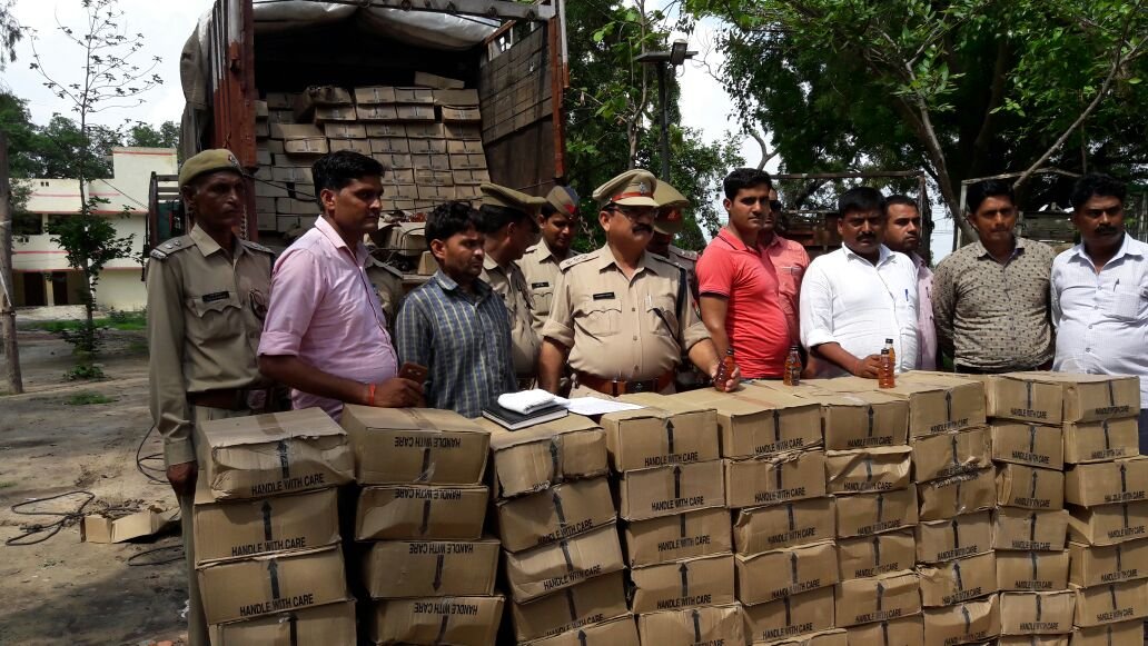 जनपद में थामे नहीं थम रही शराब की तस्करी; हरियाणा से तस्करी कर ले जाई जा रही 22 लाख रूपये की अंग्रेजी शराब बरामद, एक तस्कर गिरफ्तार दो फरार | New India Times