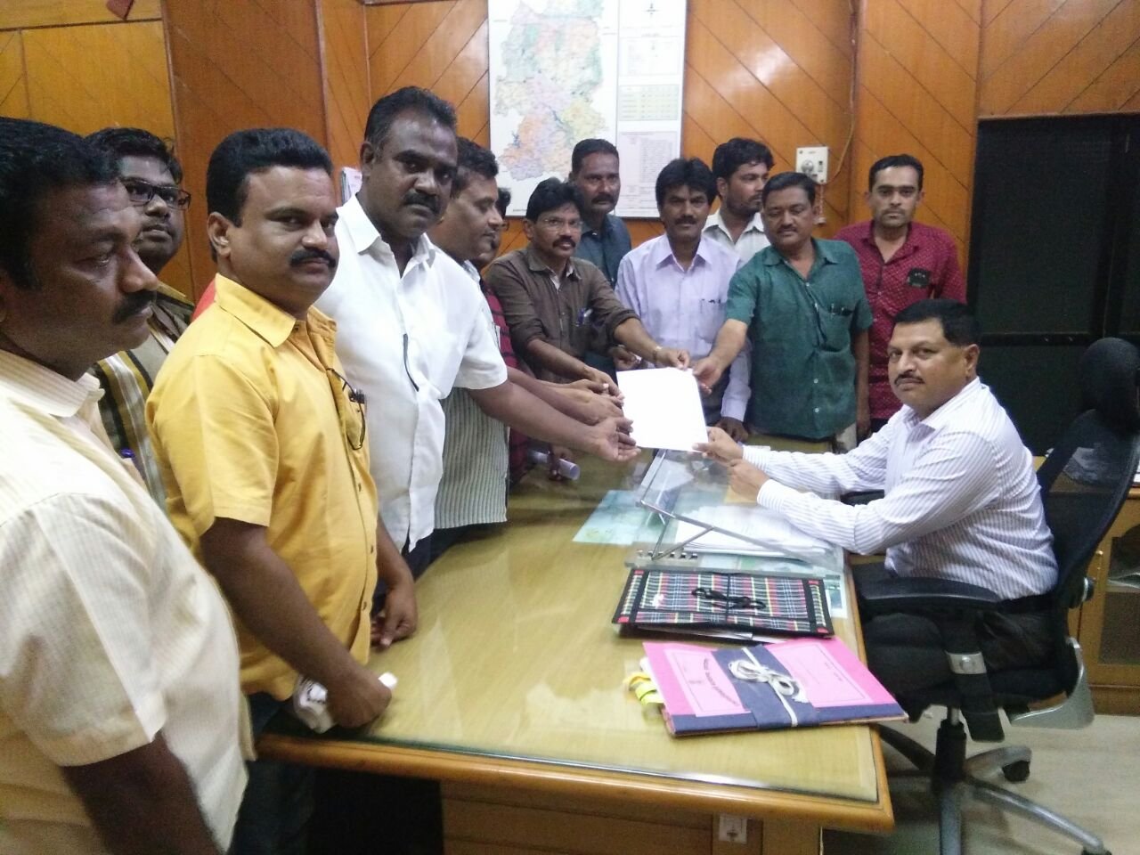 बलात्कार के झूठे आरोप में फंसा बुलढाणा का पत्रकार शामिल नहीं हो पाया अपनी मासूम बच्ची के अंतिम संस्कार में, पत्रकारों ने अतिरिक्त जिलाधीश और पुलिस अधीक्षक को ज्ञापन देकर की निष्पक्ष जांच की मांग | New India Times