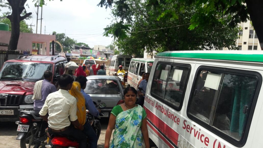 इंसानियत शर्मसार: चंद नोट के टुकड़ों के लिए जिला अस्पताल बहराइच में एम्बुलेन्स चालक व दलाल करते हैं मरीजों की सांसें टूटने का बेसब्री से इंतज़ार | New India Times