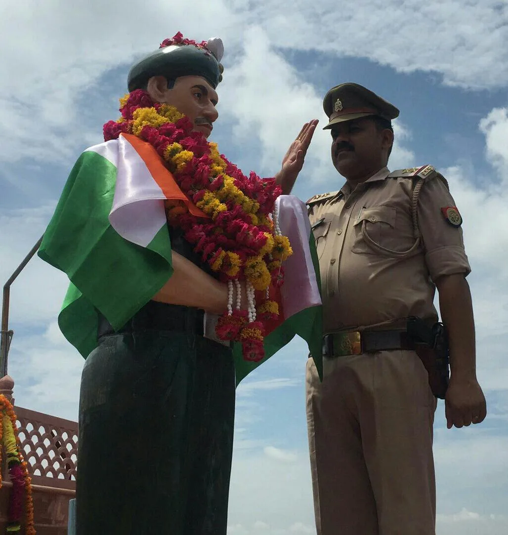 आखिर कई सालों बाद हो सका शहीद की प्रतिमा का अनवरण; हमेशा याद की जायेगी शहीद की शहादत: तेज प्रताप यादव  | New India Times